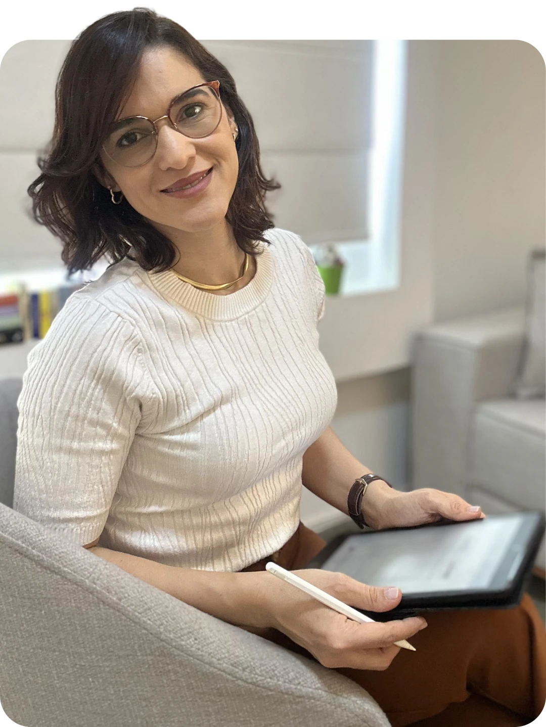 Kátia Vanessa Oliveira Leal, psicóloga, sentada em uma poltrona falando ao microfone